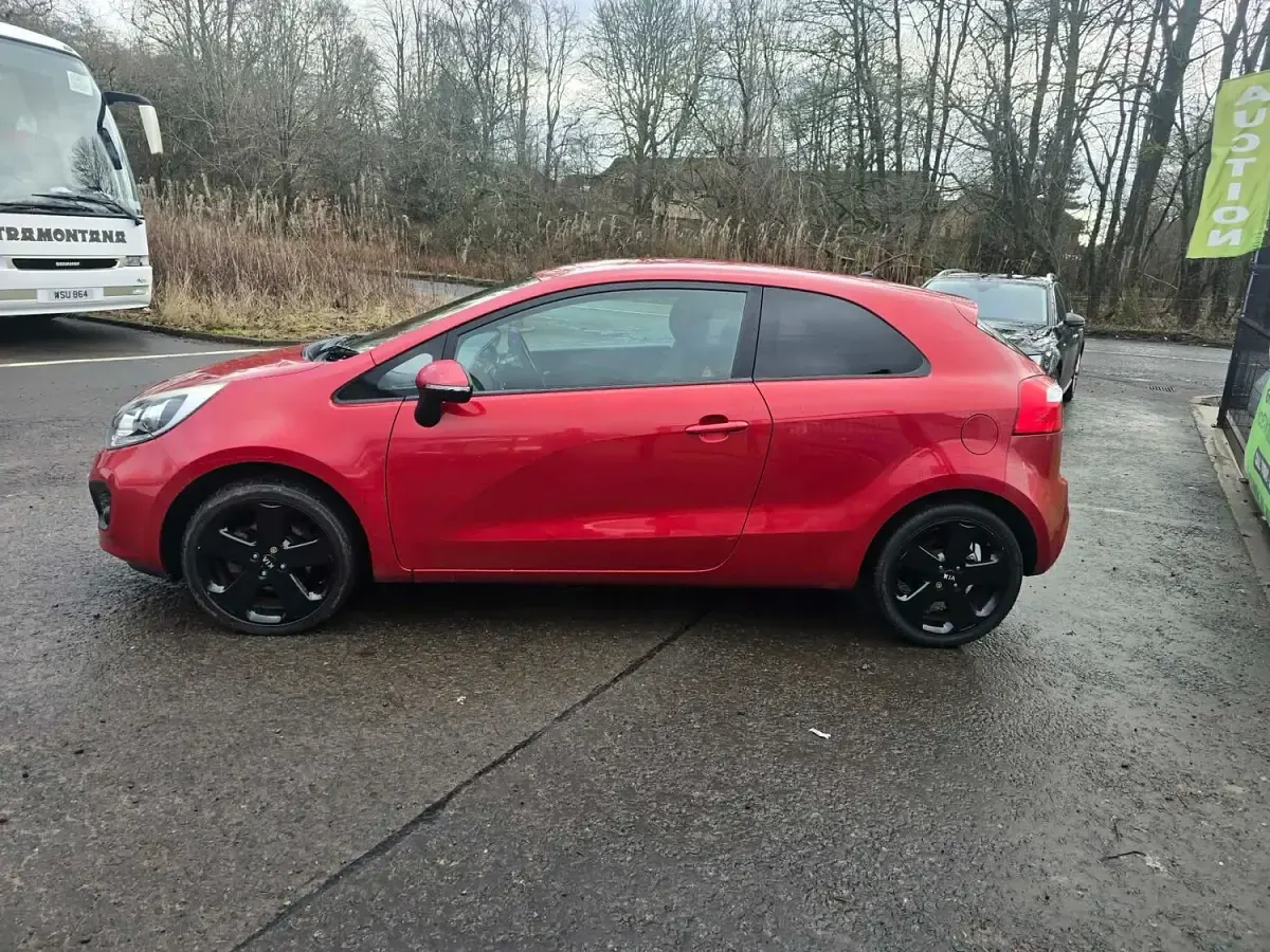 Used Kia Rio 109 HP (80 kW) 2013 Red Hatchback