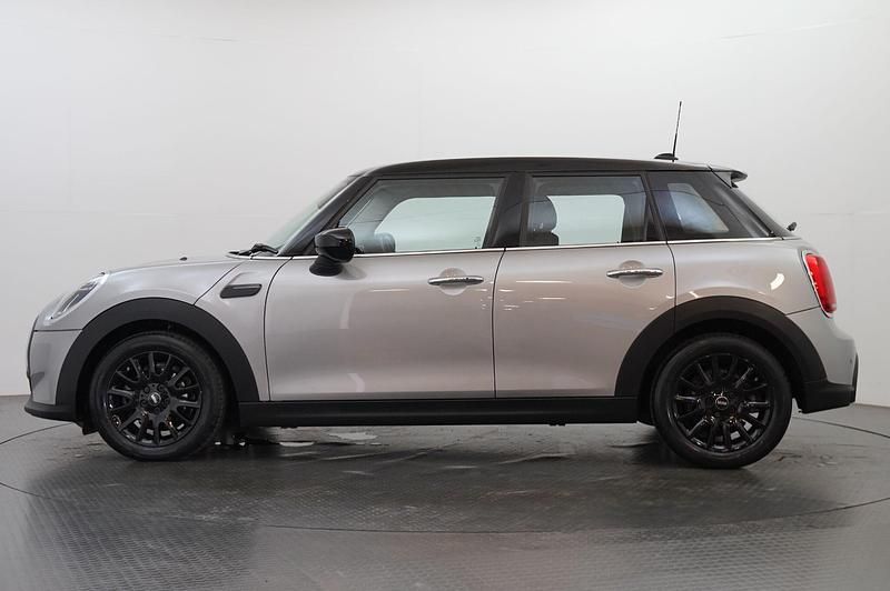 Usado Mini Cooper Classic 134 CV (98 kW) 2022 Plateado Utilitario
