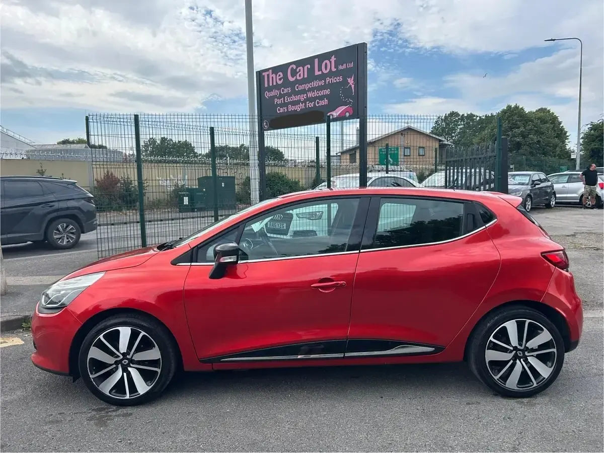 Used Renault Clio Dynamique 90 HP (66 kW) 2015 Red Hatchback