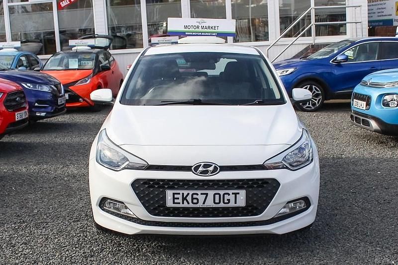 Used Hyundai i20 SE 84 HP (61 kW) 2017 White Hatchback