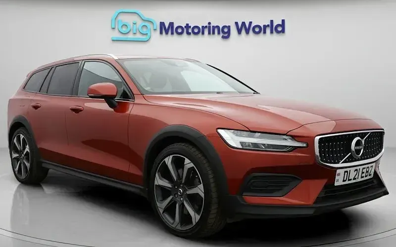 Usado Volvo V60 CC 197 HP (144 kW) 2021 Vermelho Carrinha