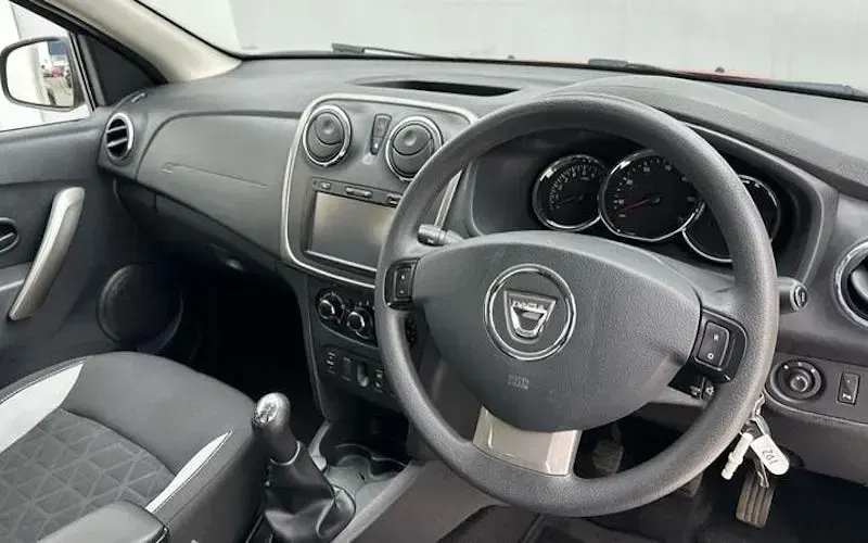 Used Dacia Sandero Lauréate 90 HP (66 kW) 2015 Red Hatchback