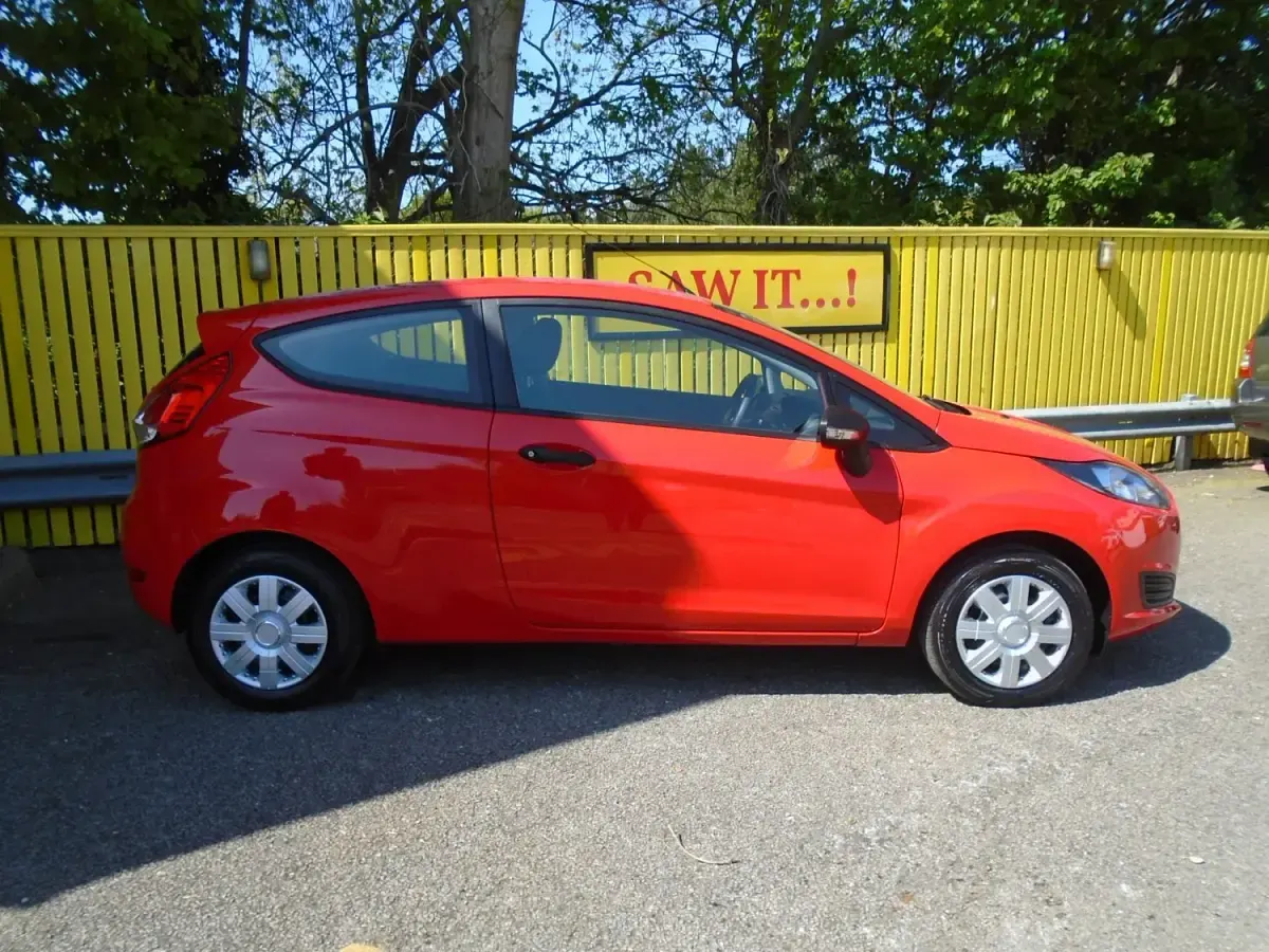 Usado Ford Fiesta Studio 82 CV (60 kW) 2015 Rojo Utilitario