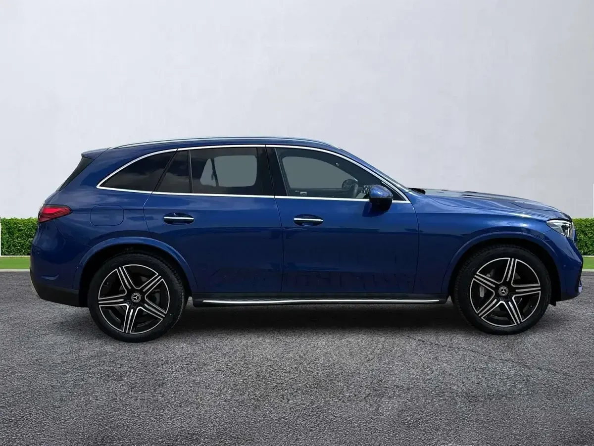 Usado Mercedes GLC300e AMG Line Premium 2025 Azul Carrinha