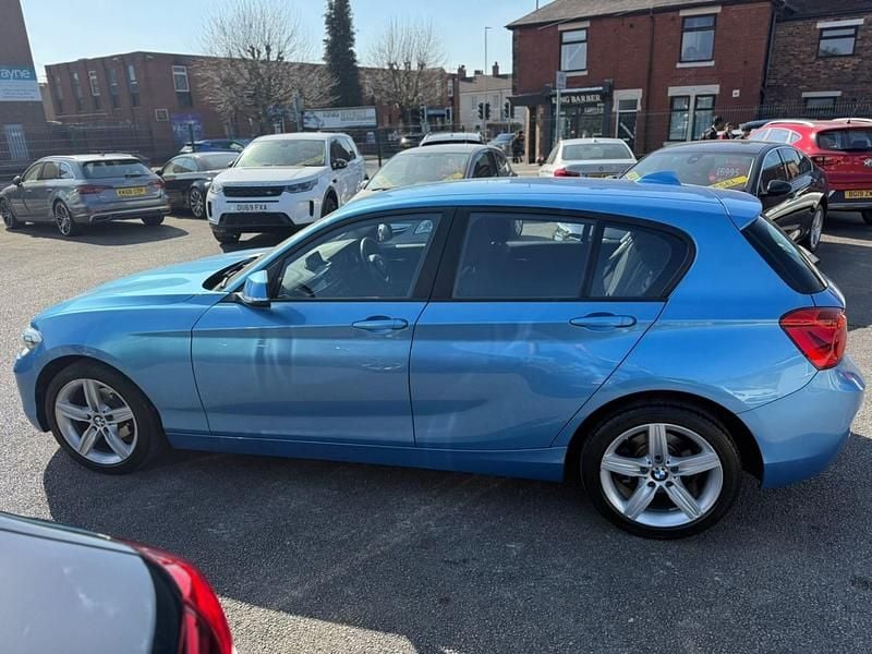 Begagnad BMW 118 Sport Line 2019 Blå Halvkombi