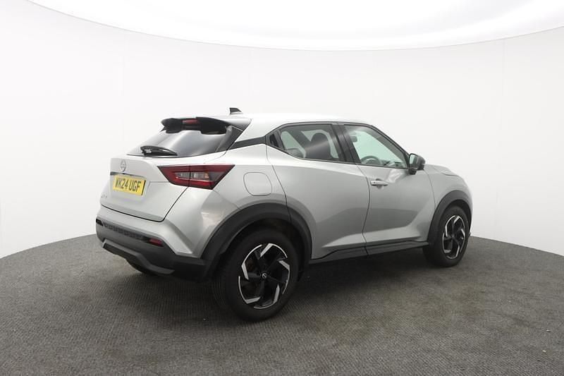 Usado Nissan Juke N-Connecta 114 HP (83 kW) 2024 Prateado SUV