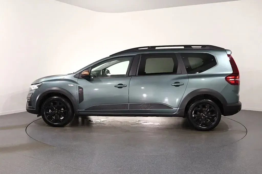 Used Dacia Jogger Extreme 141 HP (103 kW) 2023 Green MPV