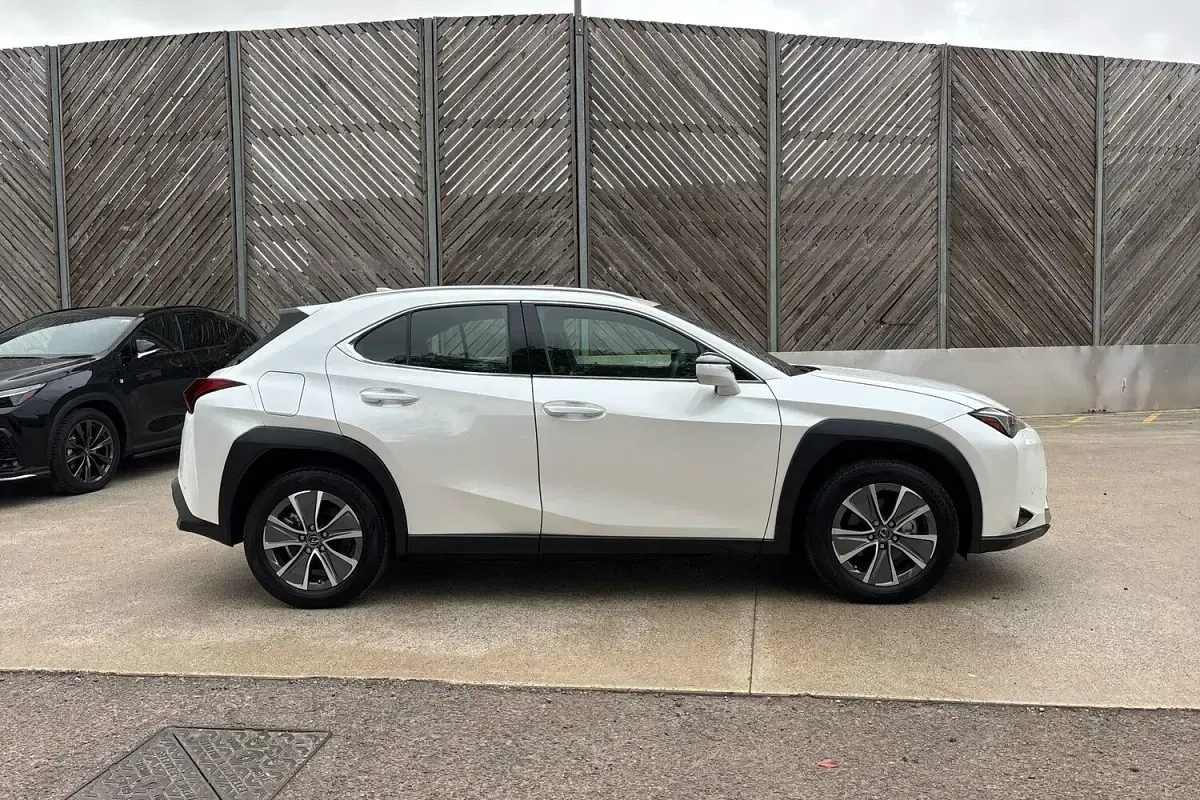Used Lexus UX 300e 150 kW (204 HP) 2025 White SUV