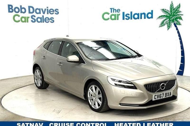 Used Volvo V40 Inscription 120 HP (88 kW) 2017 Gold Hatchback