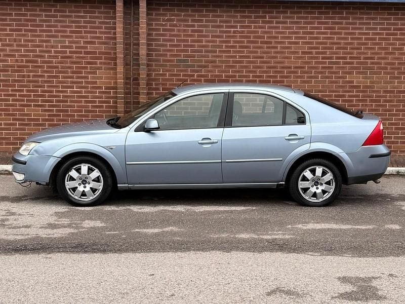 Used Ford Mondeo Zetec 2004 Blue Hatchback