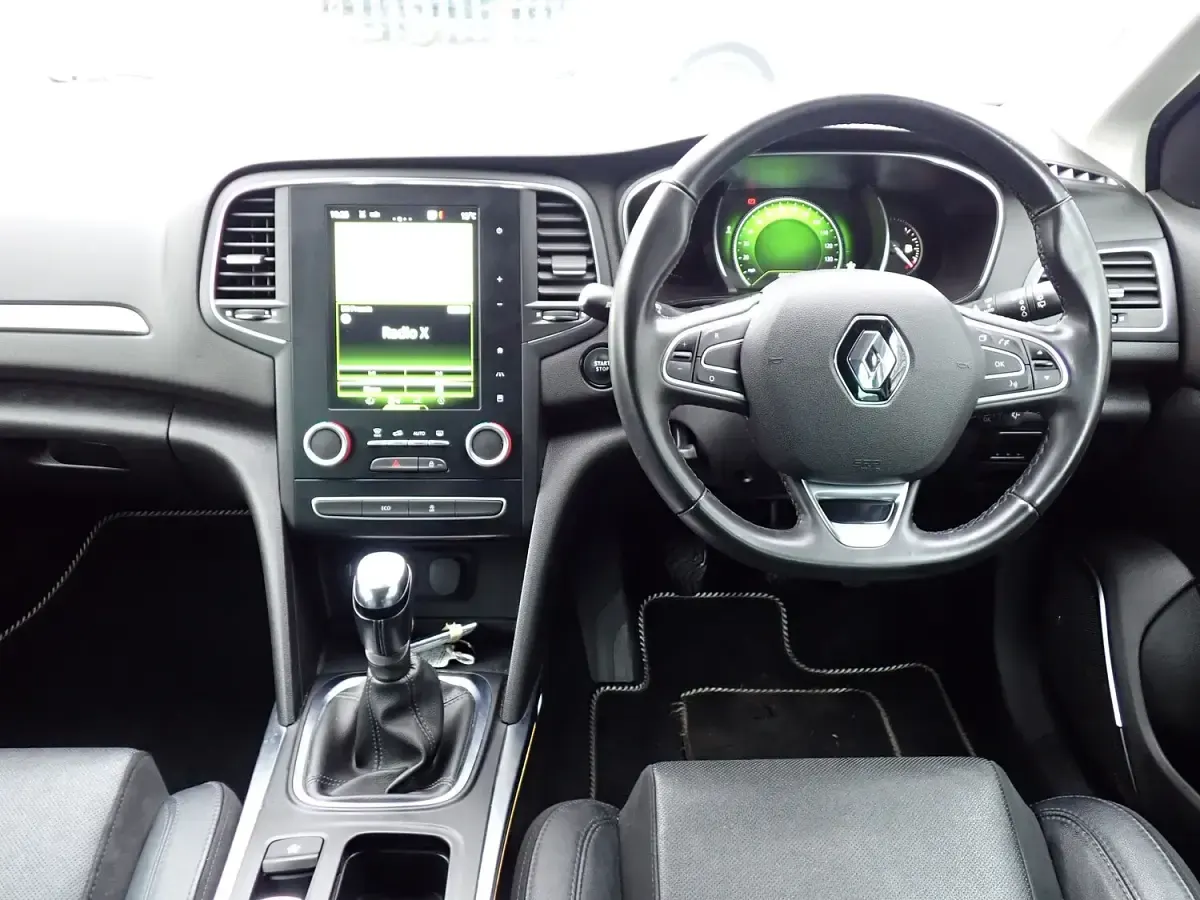 Used Renault Mégane Signature 130 HP (95 kW) 2018 Silver Hatchback