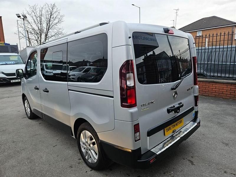 Używany Renault Trafic 2021 Srebrny