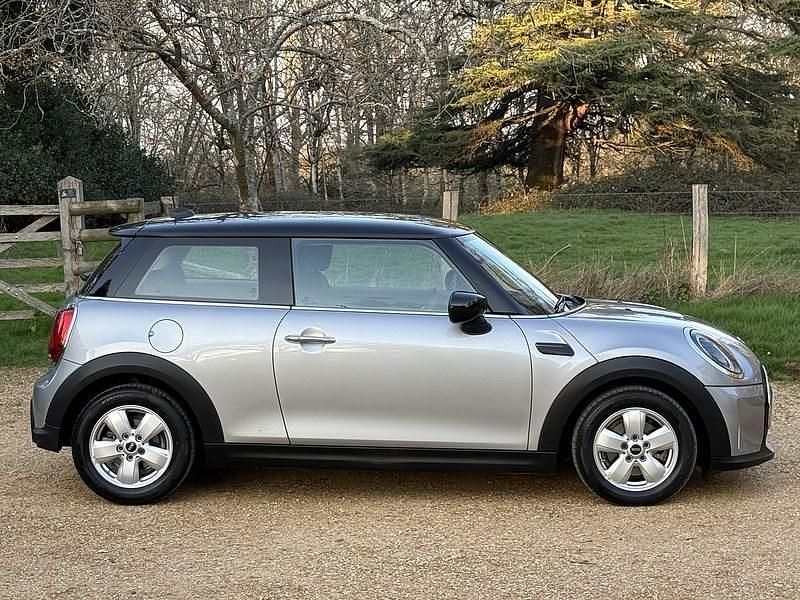 Begagnad Mini Cooper Classic 2023 Silver Halvkombi