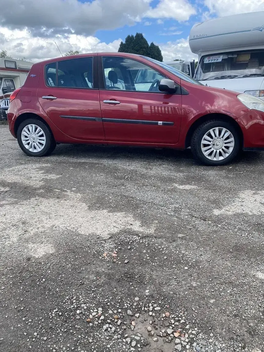 Used Renault Clio 98 HP (72 kW) 2010 Red Hatchback