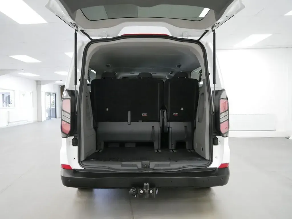 Used Ford Tourneo Custom Zetec 136 HP (100 kW) 2024 White Van