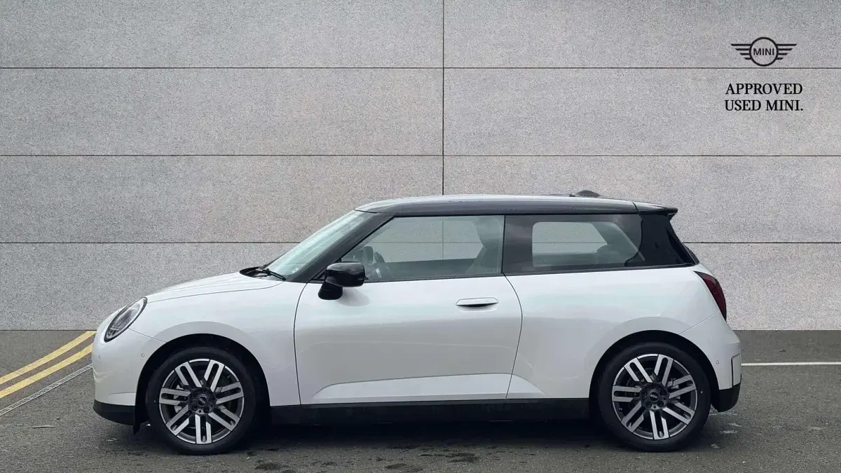 Used Mini Cooper Hatch 133 kW (181 HP) 2025 White Hatchback