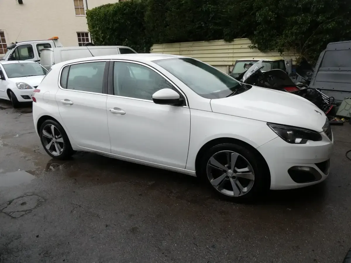 Usado Peugeot 308 Allure 130 CV (95 kW) 2014 Blanco Utilitario
