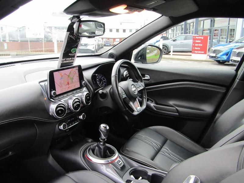 Begagnad Nissan Juke Tekna 2023 Silver SUV