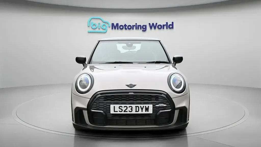 Używany Mini Cooper Hatch 136 KM (100 kW) 2023 Szary Hatchback