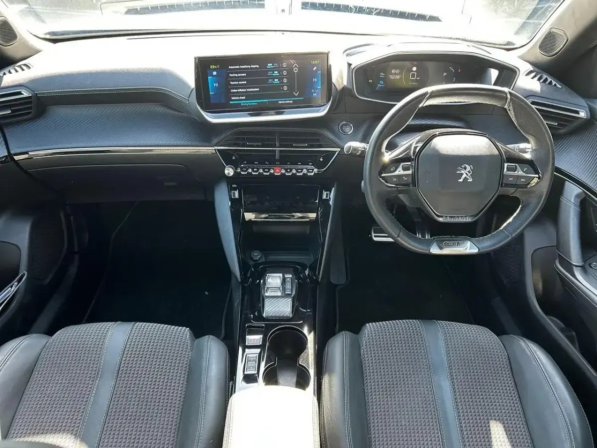 Second-hand Peugeot e-2008 GT 98 kW (134 CP) 2022 Gri SUV