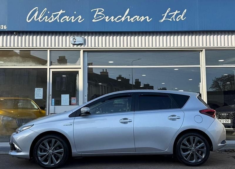 Used Toyota Auris Hybrid 136 HP (100 kW) 2016 Silver Hatchback