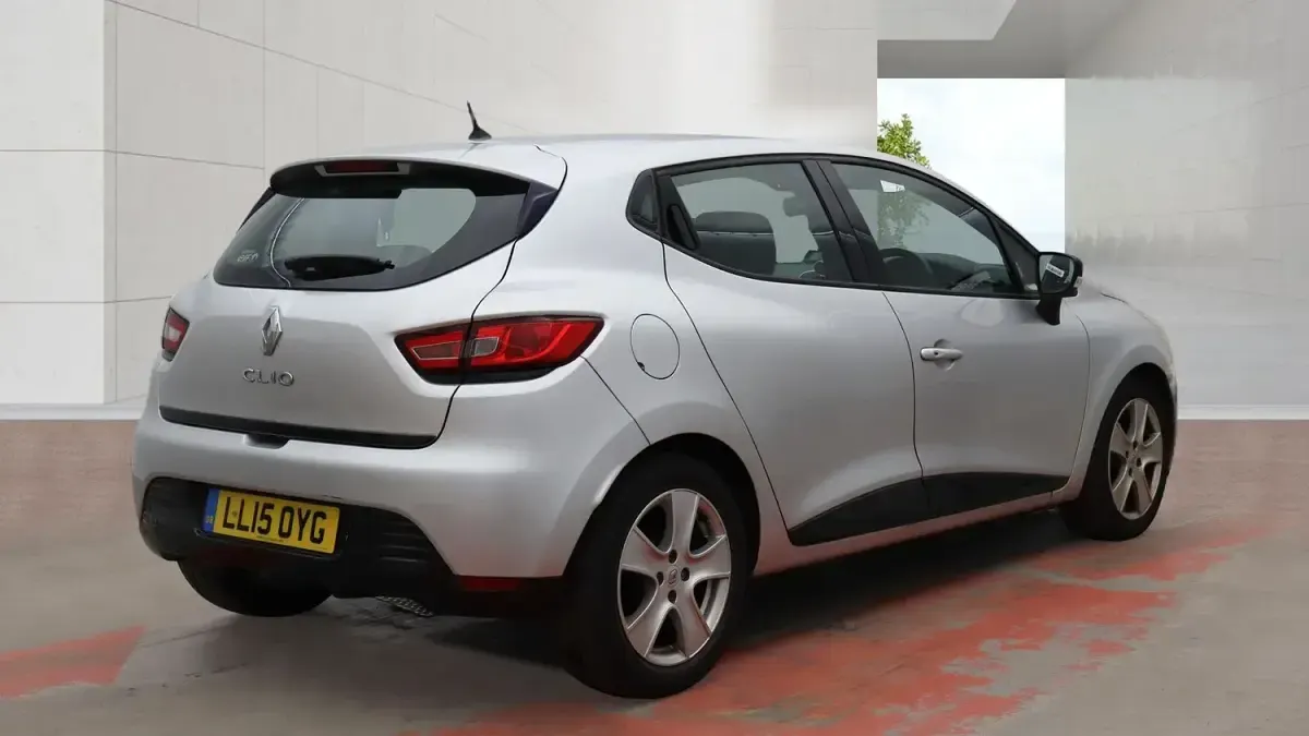 Used Renault Clio Dynamique 75 HP (55 kW) 2015 Silver Hatchback