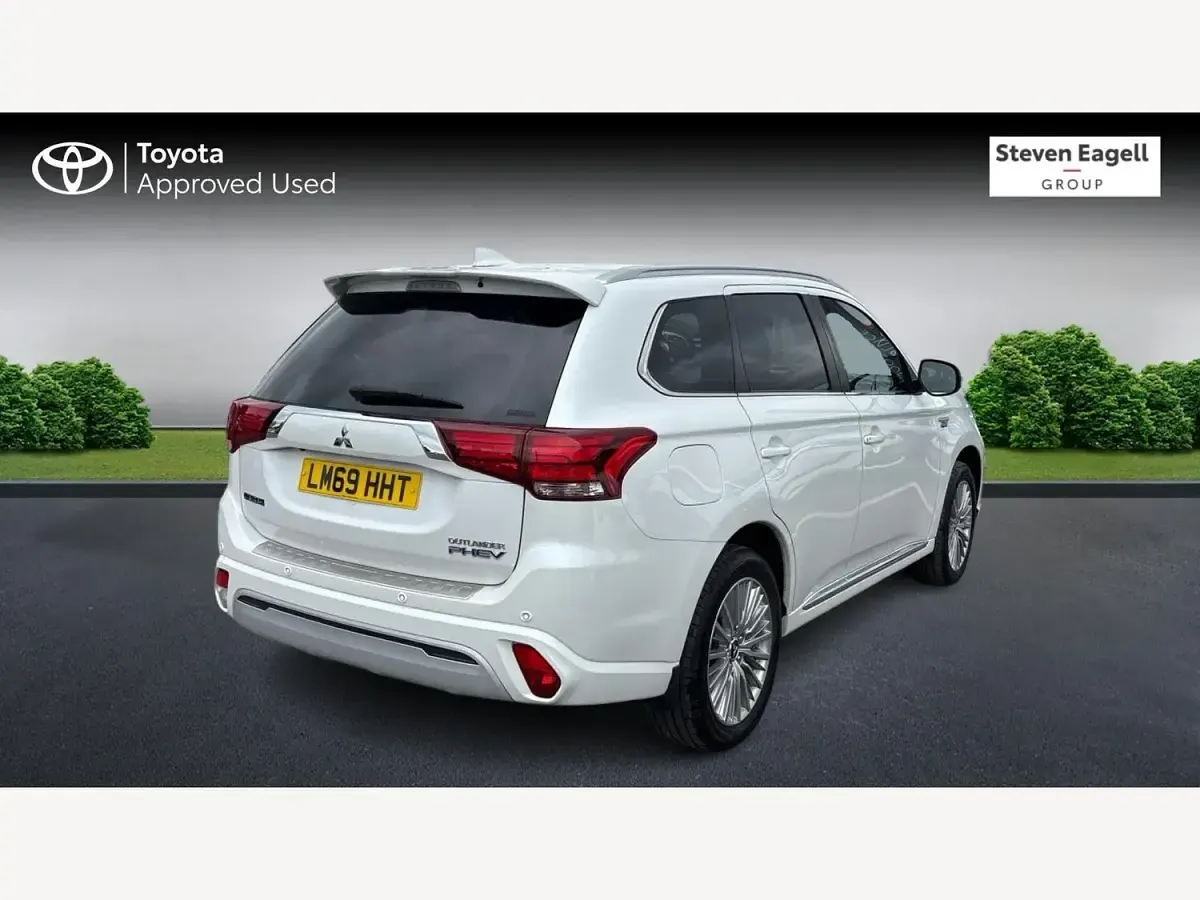 Used Mitsubishi Outlander P-HEV 2019 White Estate