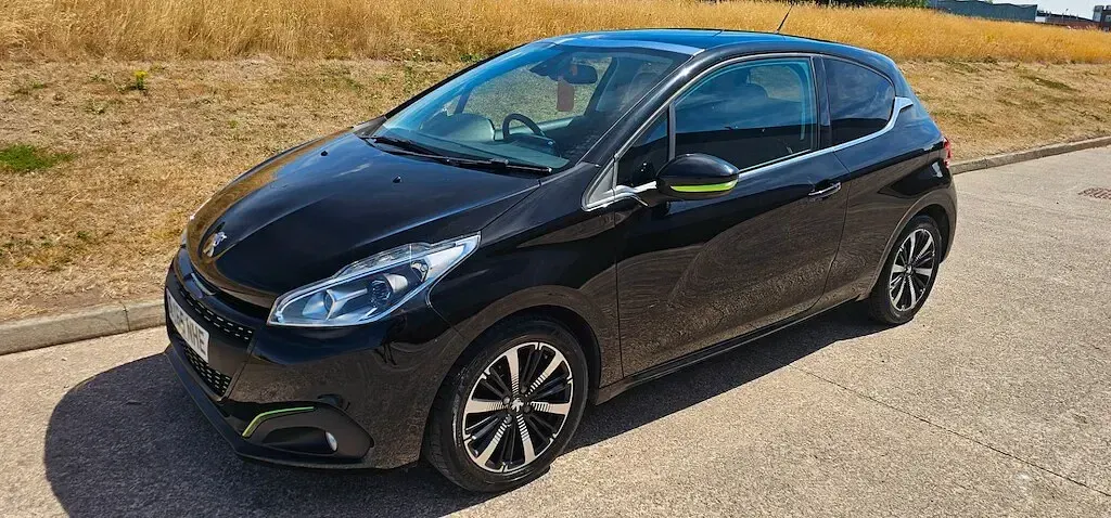 Used Peugeot 208 Allure 2015 Metallic black Hatchback