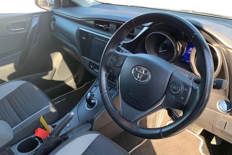 Used Toyota Auris Hybrid Design 136 HP (100 kW) 2016 White Hatchback