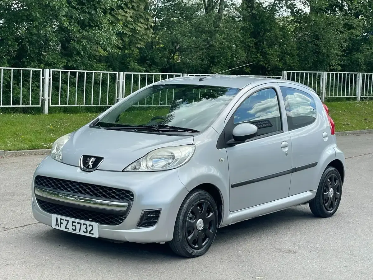 Używany Peugeot 107 68 KM (50 kW) 2009 Srebrny Hatchback