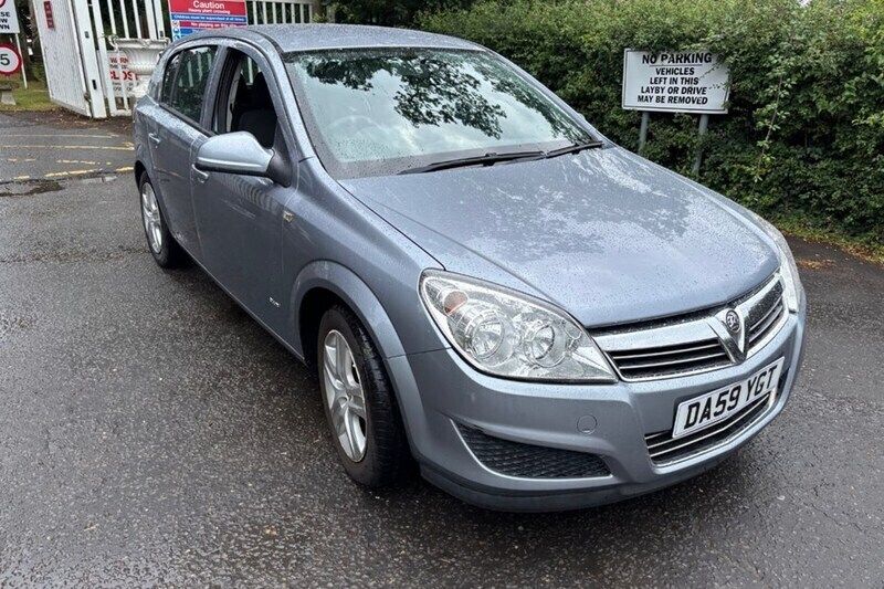 Silver Used 2009 Vauxhall Astra Club Hatchback | £1,295 (Good price) - Image 1/1