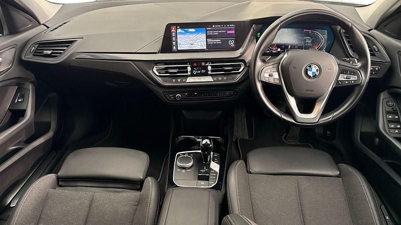 Usado BMW 118 Sport Line 134 HP (98 kW) 2024 Cinzento Citadino