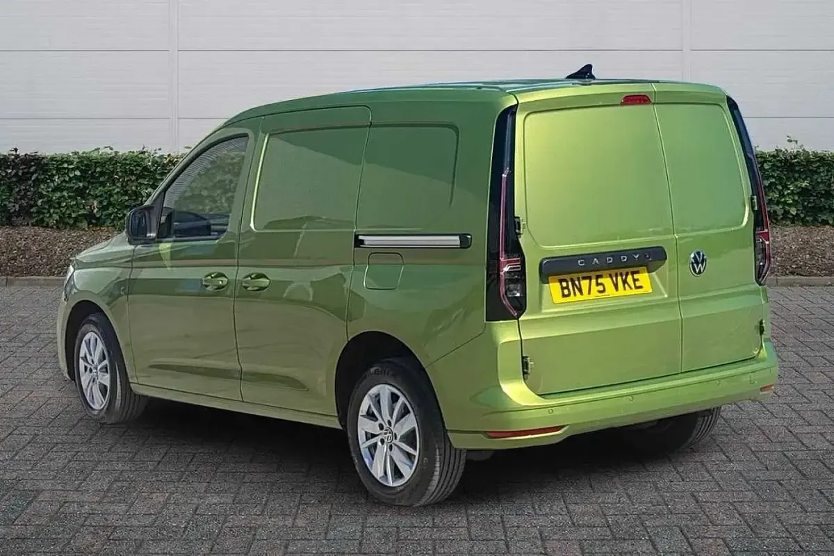 Usado VW Caddy Pro 122 HP (89 kW) 2025 Verde Monovolume