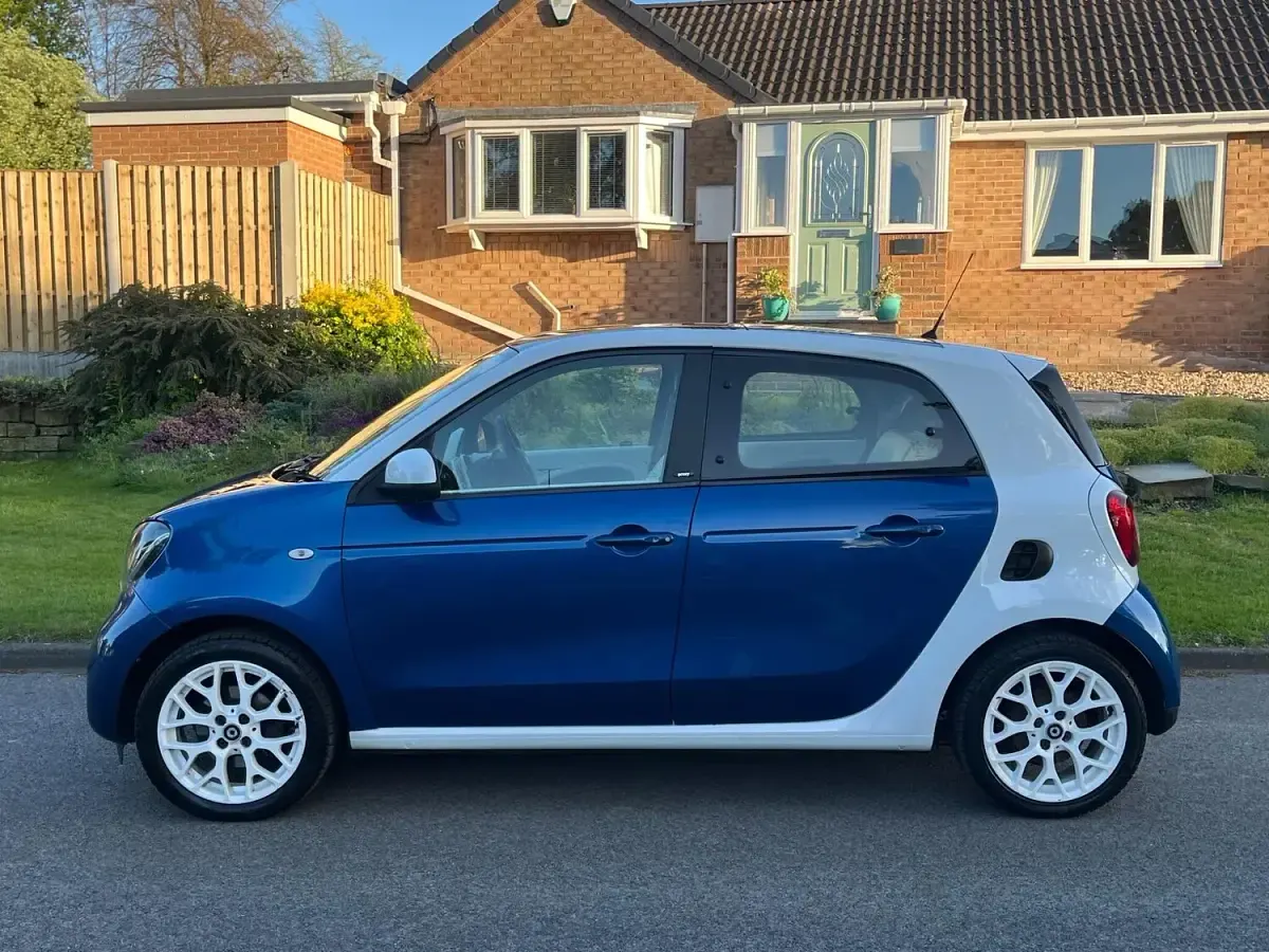 Used Smart ForFour Premium 90 HP (66 kW) 2015 Blue Hatchback