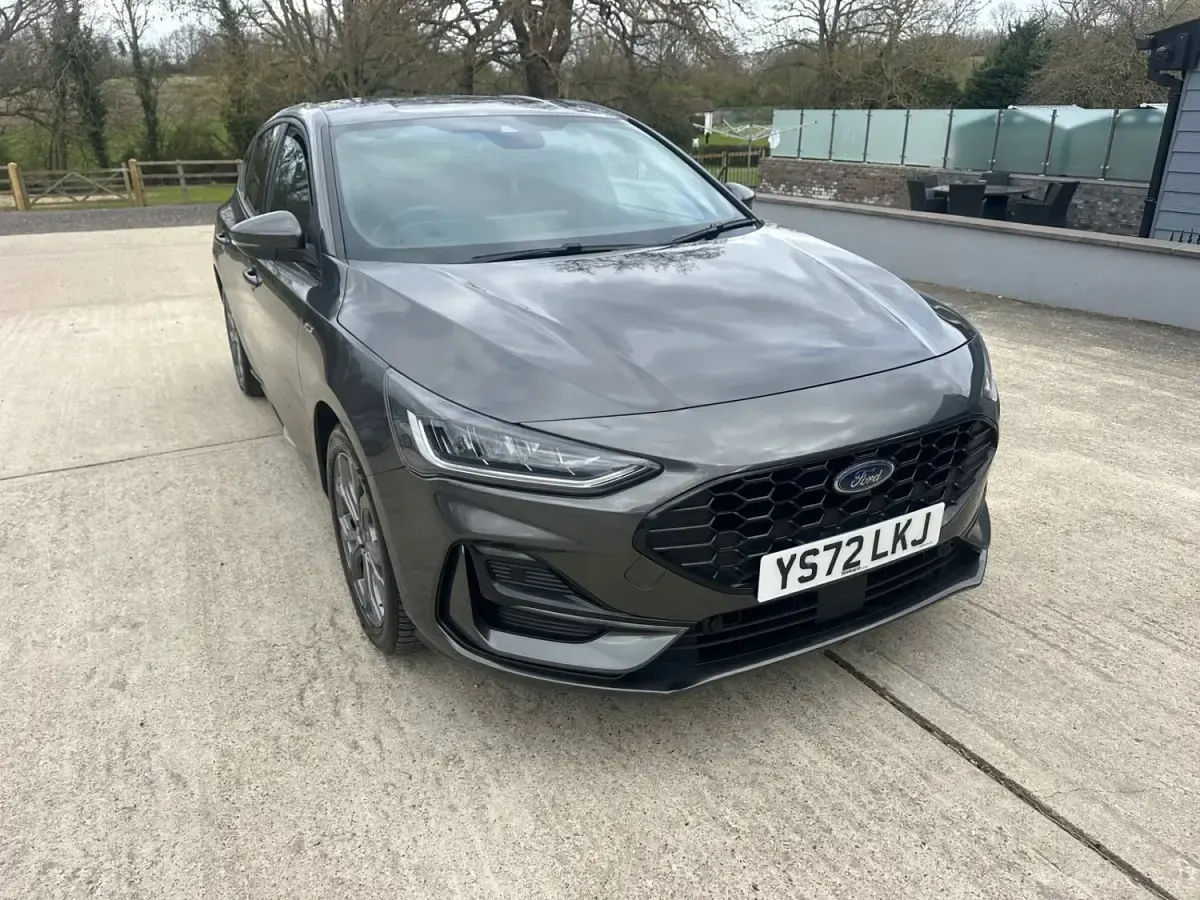 Begagnad Ford Focus ST-Line 2022 Grå Halvkombi