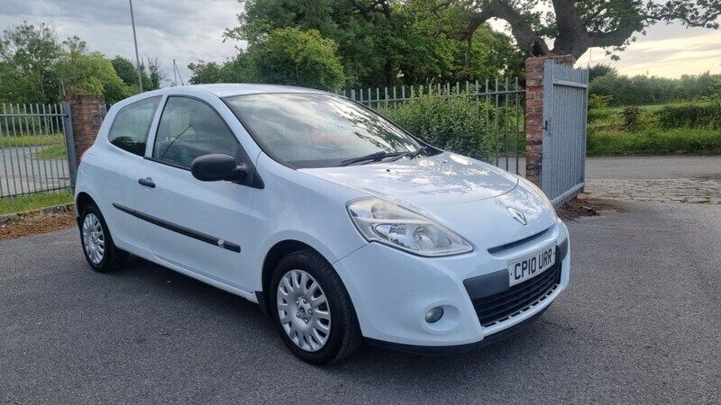 White Used 2010 Renault Clio II Extreme Hatchback | £2,095 (Fair price) - Image 1/4