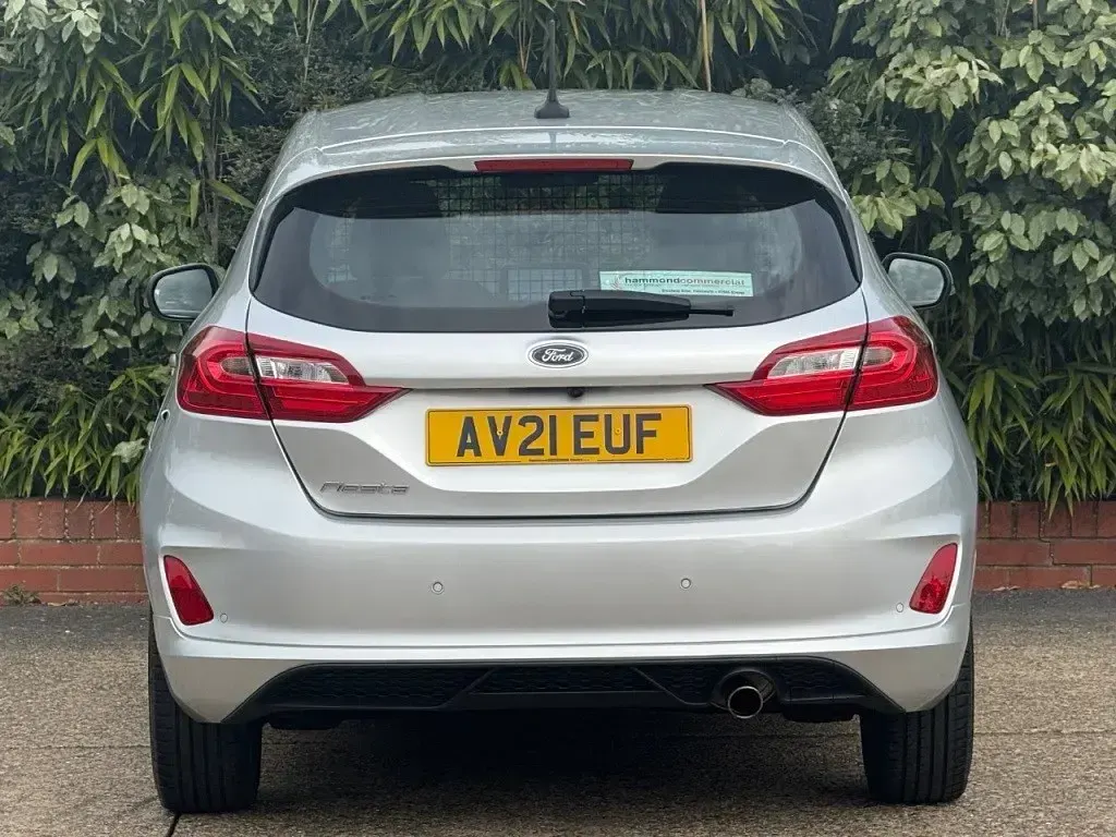 Usado Ford Fiesta Sport 2021 Plateado Utilitario