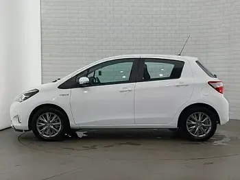 Used Toyota Yaris Hybrid 100 HP (73 kW) 2017 White Hatchback