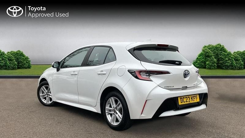 Used Toyota Corolla 122 HP (89 kW) 2022 Platinum white pearl Hatchback