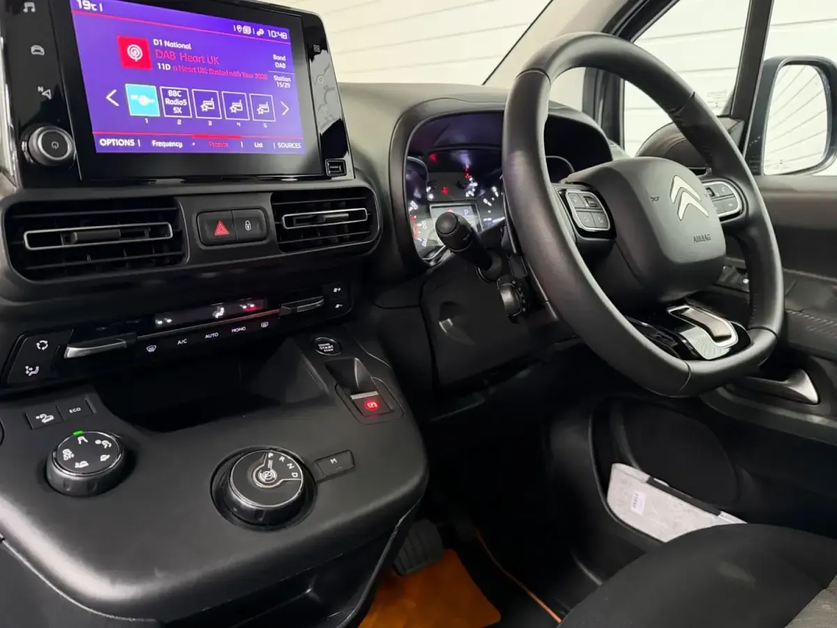 Usado Citroën Berlingo XTR 131 CV (96 kW) 2022 Gris Monovolumen