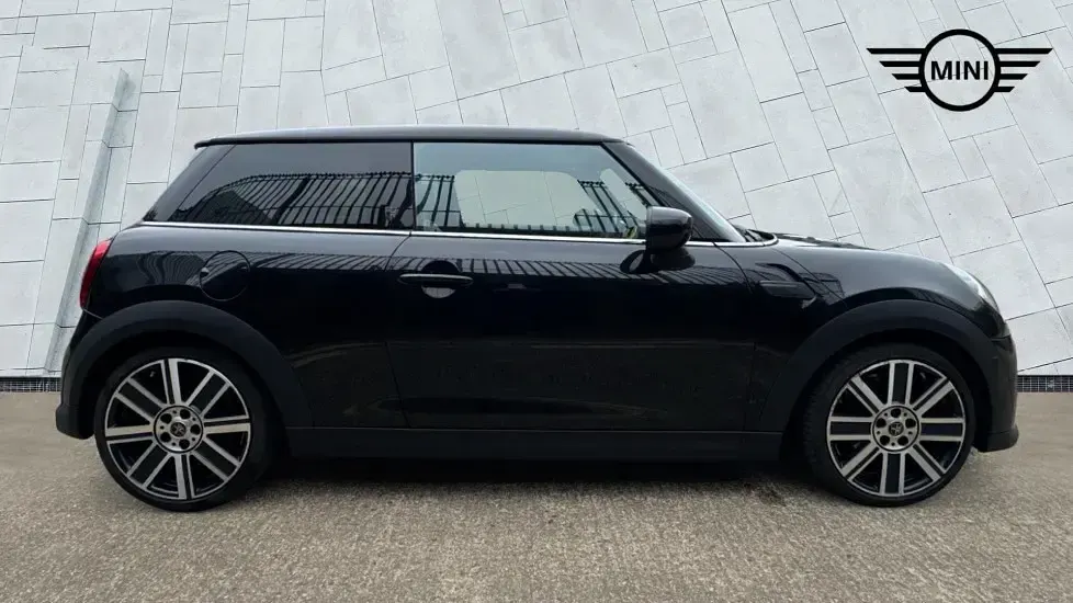 Begagnad Mini Cooper Exclusive 136 HK (100 kW) 2023 Svart Halvkombi