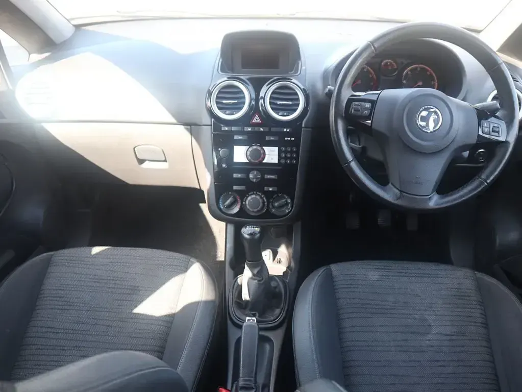 Usado Vauxhall Corsa Excite 65 HP (47 kW) 2014 Branco Citadino
