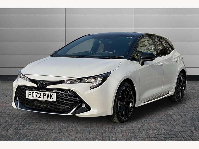 Used Toyota Corolla Sport 122 HP (89 kW) 2023 Platinum pearl white with black roof Hatchback
