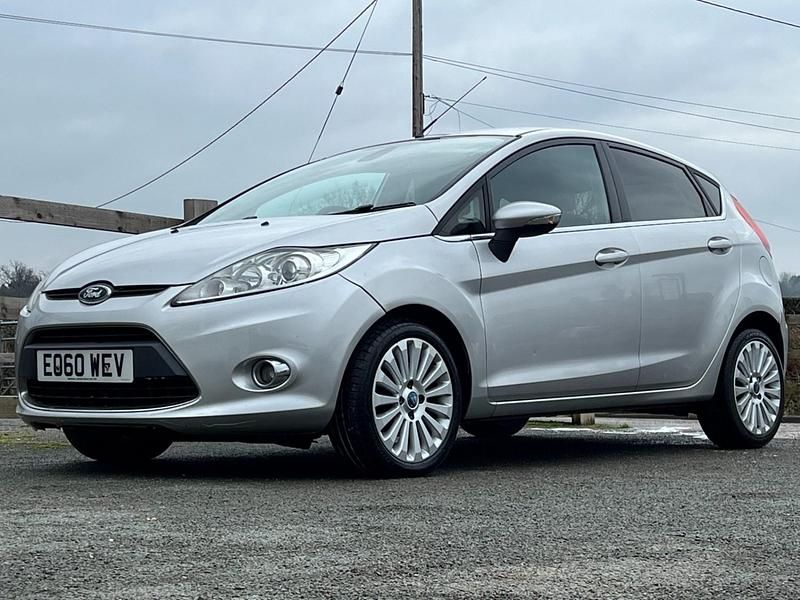 Used Ford Fiesta Titanium 95 HP (69 kW) 2010 Silver Hatchback