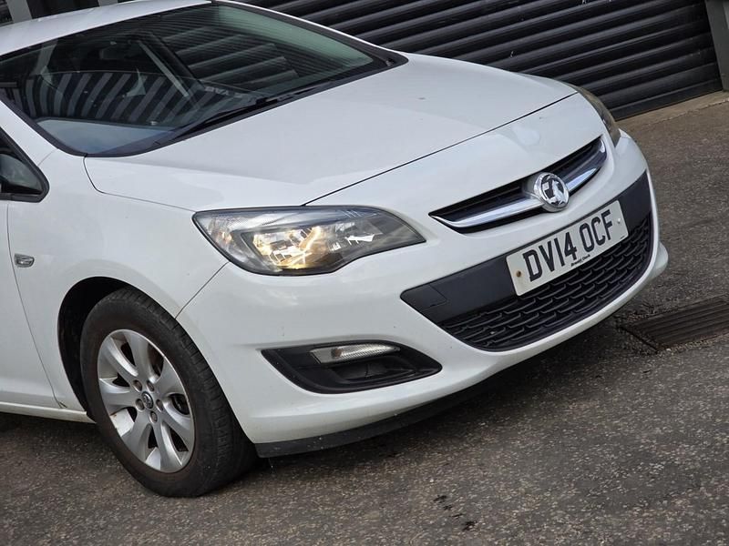 Used Vauxhall Astra Design Edition 116 HP (85 kW) 2014 White Hatchback