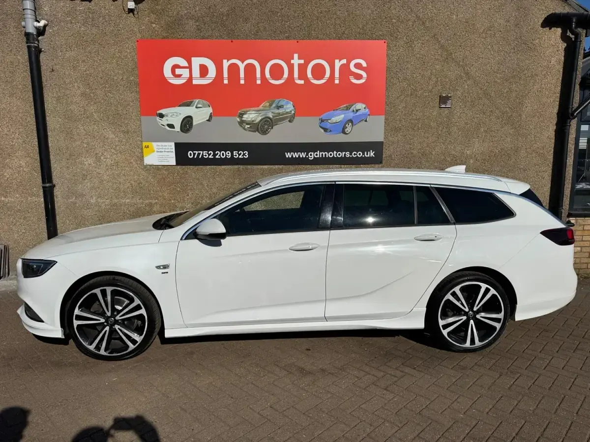 Used Vauxhall Insignia SRi 170 HP (125 kW) 2017 White Estate