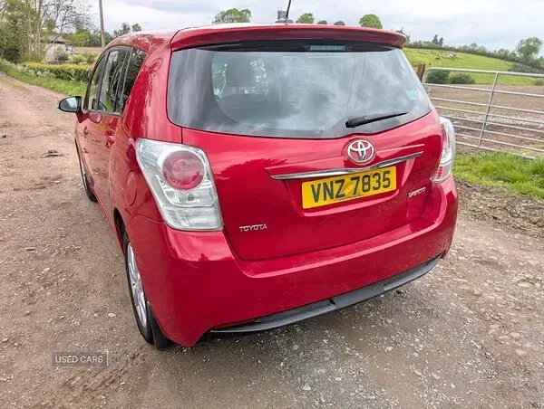 Used Toyota Verso 2016 Red MPV