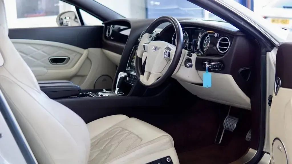 Begagnad Bentley Continental 625 HK (459 kW) 2014 Vit Sportkupé