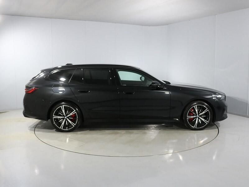 New BMW 550e M Sport 482 HP (354 kW) 2025 Black Estate