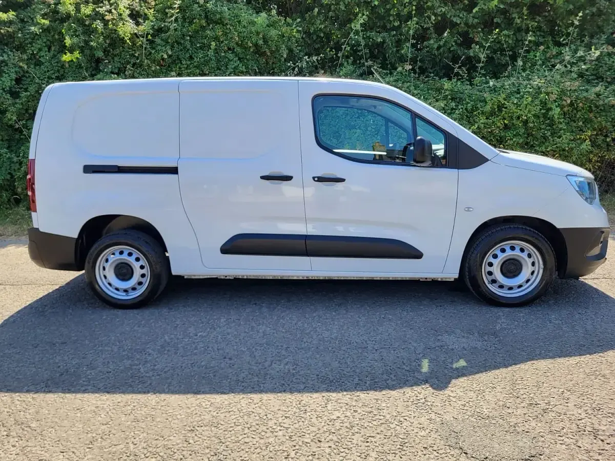 Used Vauxhall Combo 100 HP (73 kW) 2021 White MPV